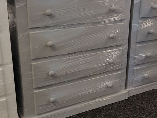 pine 4 drawer chest of drawers.